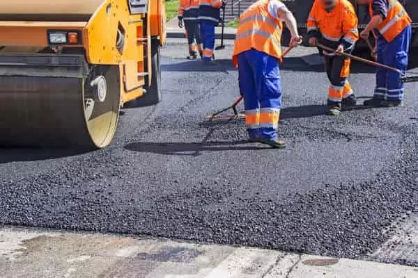 Укладка асфальта и ямочный ремонт. Выезд специалиста бесплатно.
